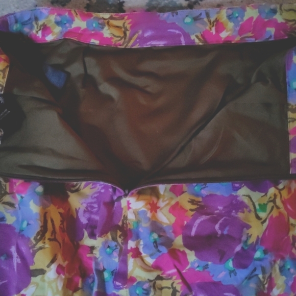 Vibrant Floral Pencil Skirt 🌺 Size M - Picture 3 of 8